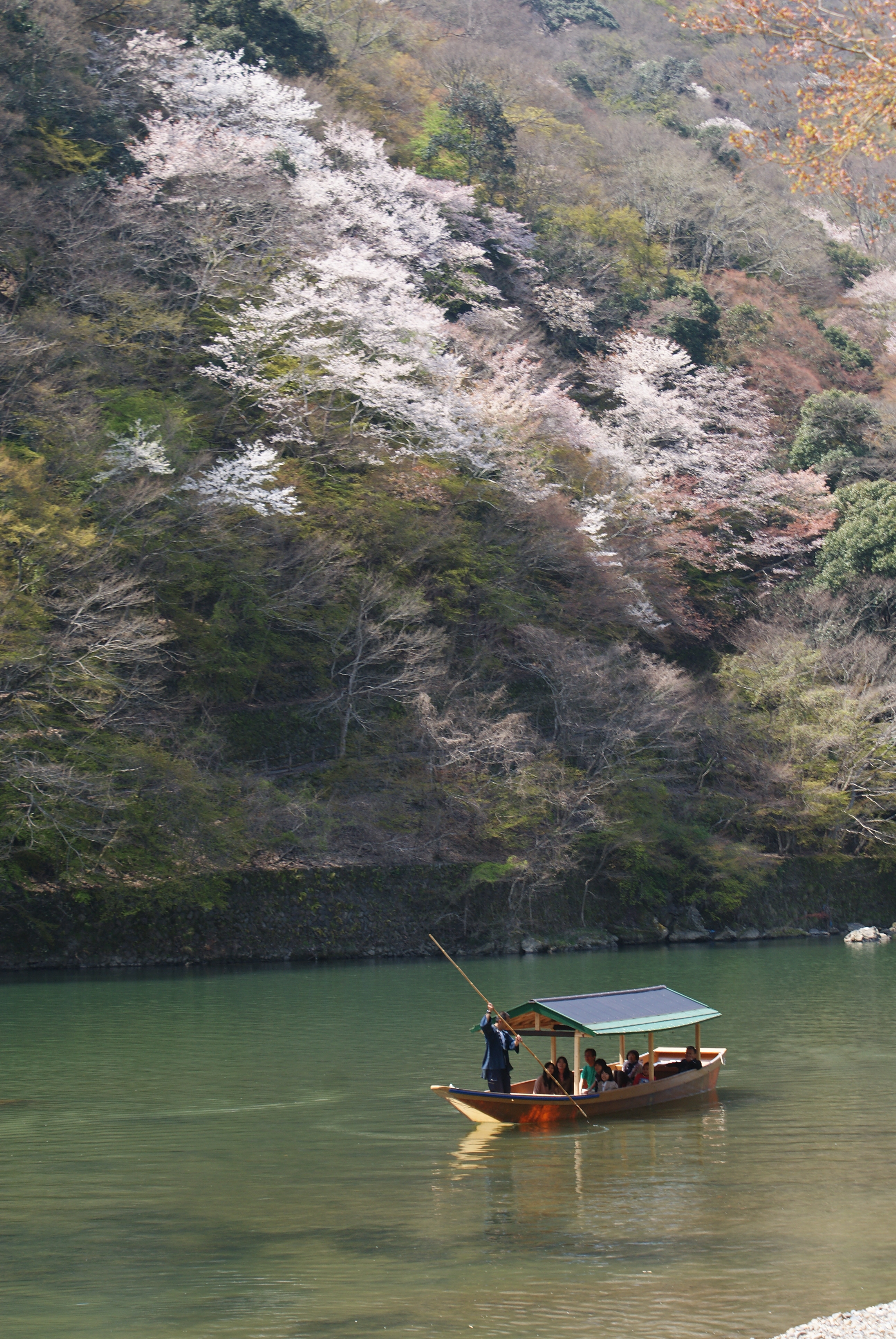 Apart from taking the 100-minute Hozugawa cruise, visitors can also explore the area just upstream of Togetsu-kyo, an iconic bridge in the Arashiyama area, by hiring a boat.